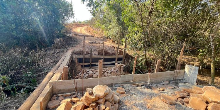 Prefeitura realiza construção de nova ponte na Região do Quebra-Canga