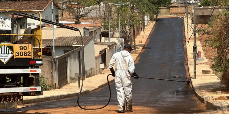 Prefeitura retoma obras de pavimentação nas ruas Domingos Di Mambro e José Roque de Oliveira
