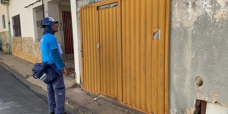 Vigilância Ambiental realiza visitas domiciliares de combate à dengue em toda a cidade neste sábado (27)