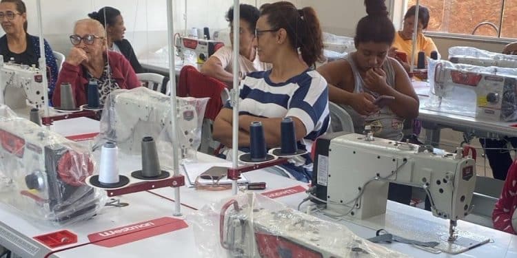 Inscrições abertas: curso gratuito de corte e costura básico na Praça da Família