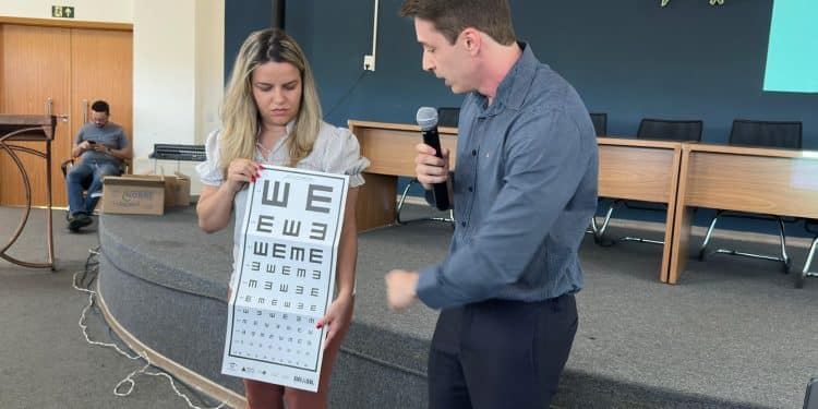 Exames gratuitos e entrega de óculos vão beneficiar alunos da rede pública em Araxá