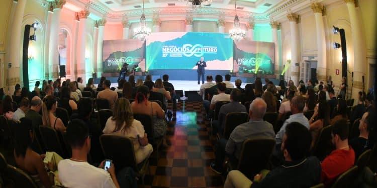 Sustentabilidade, reforma tributária e inovação pautam o segundo dia do Congresso da Federaminas em Araxá
