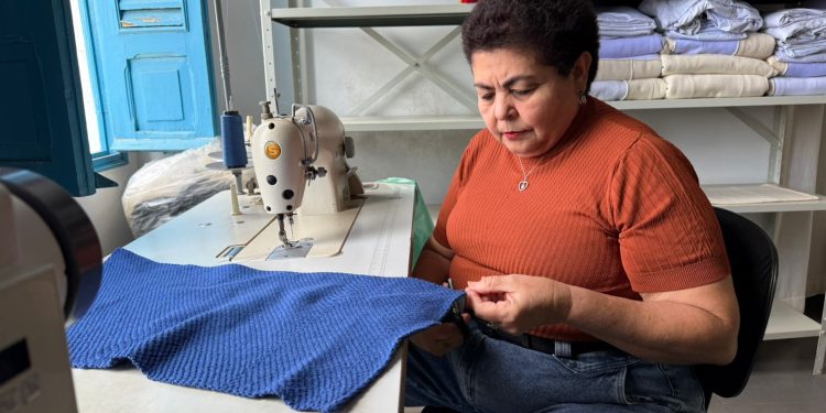 Ateliê de Tecelagem transforma uniformes usados em novos produtos sustentáveis