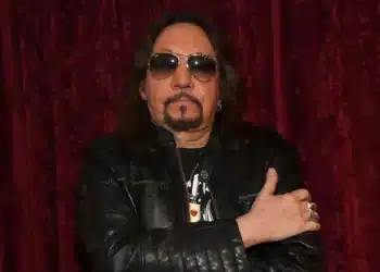 Morre Ace Frehley, guitarrista fundador do Kiss, aos 74 anos