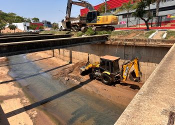 Prefeitura de Araxá retira 35 caminhões de terra e lixo do Canal do Córrego Grande