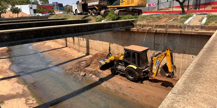 Prefeitura de Araxá retira 35 caminhões de terra e lixo do Canal do Córrego Grande