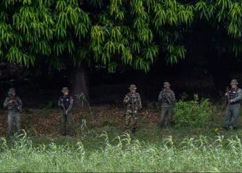 Governo Maduro posiciona tropas e coloca armas ‘nas mãos do povo’ diante de avanço de embarcações dos EUA no Caribe