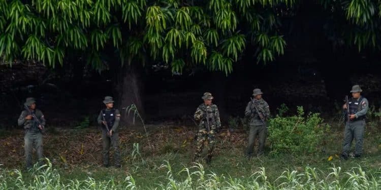 Governo Maduro posiciona tropas e coloca armas ‘nas mãos do povo’ diante de avanço de embarcações dos EUA no Caribe