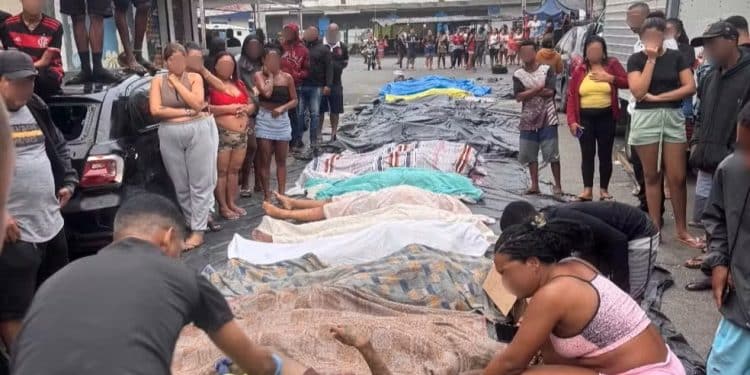 Ao menos 64 corpos são levados por moradores para praça na Penha; total de mortos após megaoperação chega a 128