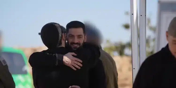 Hamas liberta reféns que estavam em Gaza para troca com palestinos