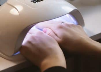 Anvisa segue União Europeia e decide proibir substâncias usadas em esmaltes em gel por risco de câncer e infertilidade