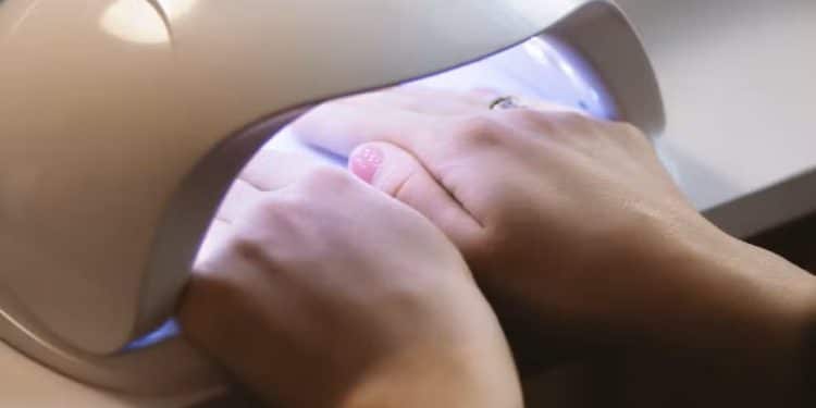 Anvisa segue União Europeia e decide proibir substâncias usadas em esmaltes em gel por risco de câncer e infertilidade