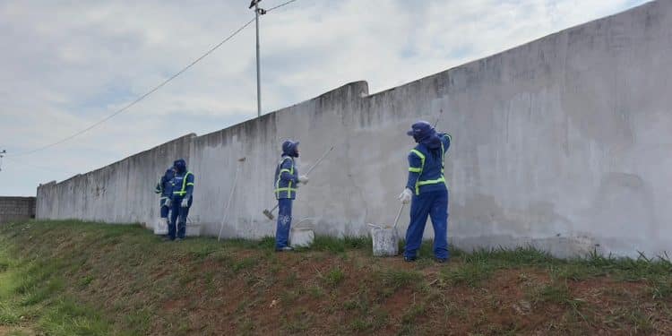 Prefeitura de Araxá intensifica limpeza e manutenção dos cemitérios para o Dia de Finados