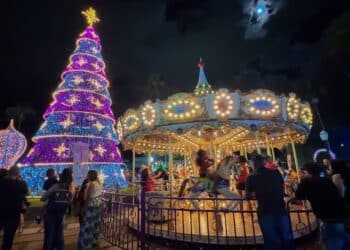 Ingressos gratuitos liberados: carrossel do Natal Iluminado volta à Praça Governador Valadares