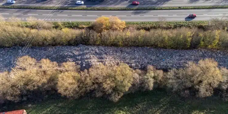 Visível do espaço, montanha de lixo na Inglaterra gera temor