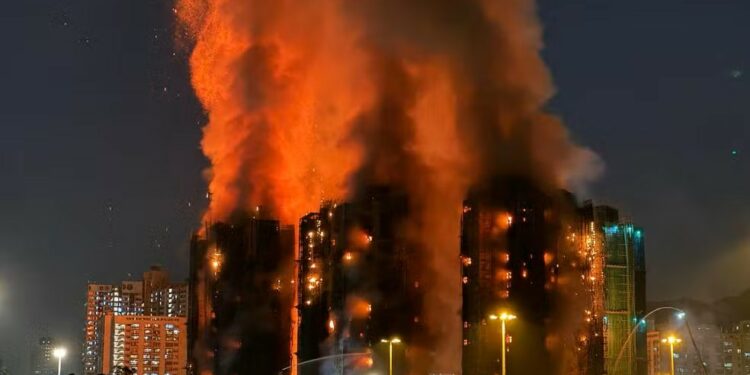 Incêndio de grandes proporções atinge condomínio de arranha-céus em Hong Kong e mata 13