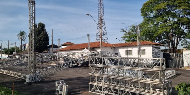 FestNatal Araxá volta ao Estádio Fausto Alvim e já tem estrutura em montagem