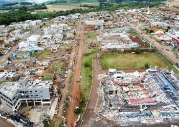 Cidade destruída por tornado no Paraná