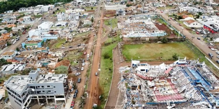 Imagens de satélite mostram antes e depois de cidade destruída por tornado no Paraná
