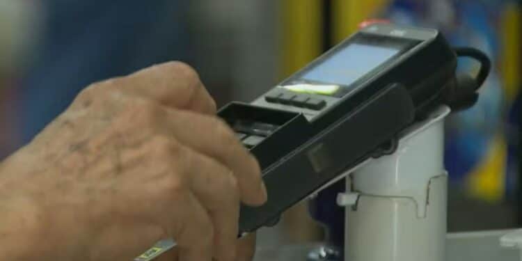 Com taxa Selic elevada, juro bancário tem novo aumento em novembro e atinge maior patamar em 8 anos