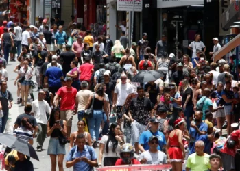 Natal: compras de última hora movimentam o comércio, mas consumidores pregam cautela