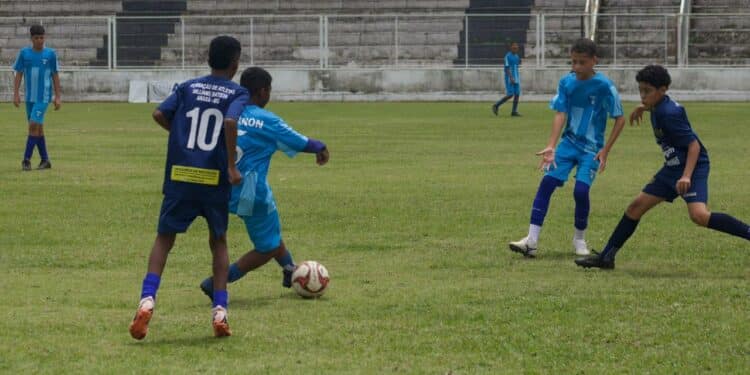 5ª edição da Manhã Esportiva reúne centenas de participantes no Estádio Fausto Alvim