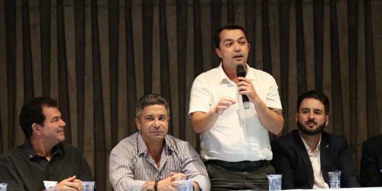 Prefeitura de Araxá entrega títulos de regularização fundiária a mais de 250 famílias