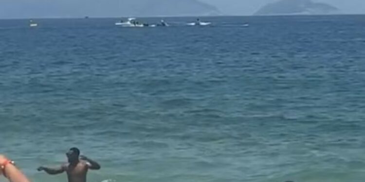 Avião monomotor cai no mar em Copacabana; piloto morre na queda
