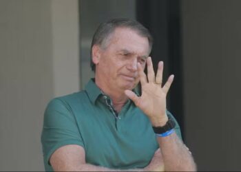 Bolsonaro iniciou fisioterapia e toma medicação para prevenção de trombose, diz boletim médico