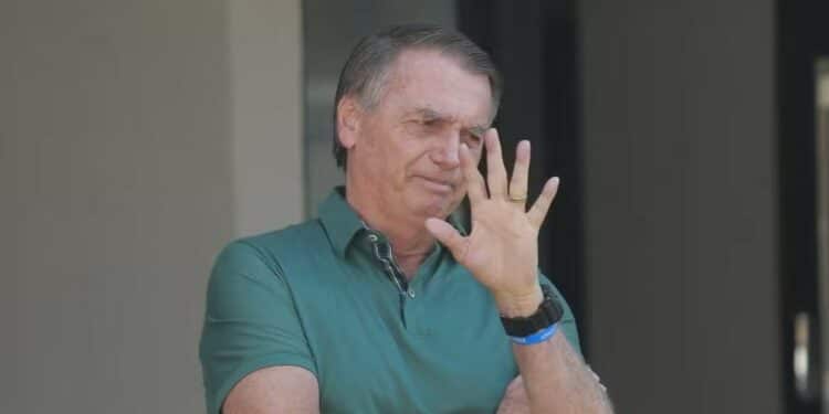 Bolsonaro iniciou fisioterapia e toma medicação para prevenção de trombose, diz boletim médico