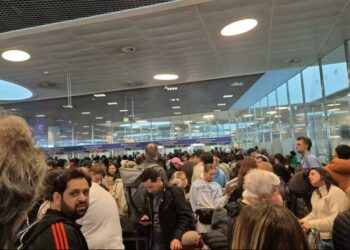 Após caos no Aeroporto de Lisboa, governo suspende sistema que substituiu carimbo em passaportes