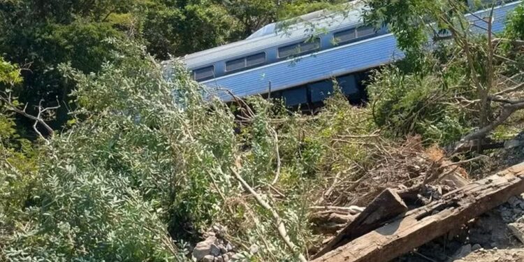 Trem interoceânico descarrila e mata 13 no México