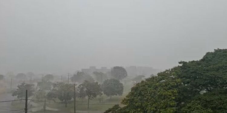 Ventos de 60 km/h e 80 mm de chuva: Confira a previsão do tempo no Triângulo e Alto Paranaíba