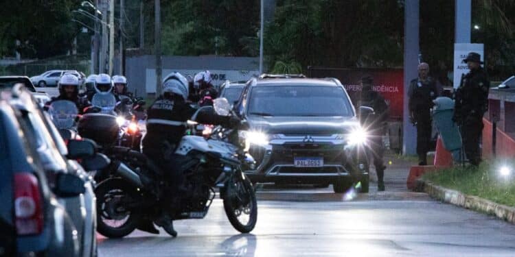 Após cirurgias, Bolsonaro recebe alta e volta à prisão 8 dias depois.