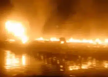 Incêndio intenso atinge maior favela sobre palafitas do Brasil, em SP