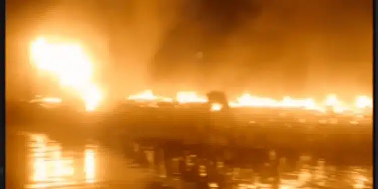 Incêndio intenso atinge maior favela sobre palafitas do Brasil, em SP