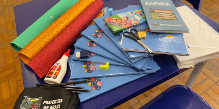 Kits de materiais escolares e uniformes estão garantidos para alunos da rede municipal em 2026