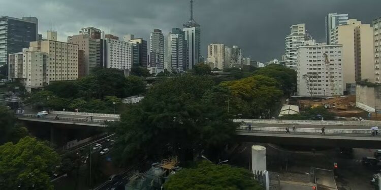 Ciclone extratropical mantém chuva forte no Sul e no Sudeste nesta sexta e no fim de semana