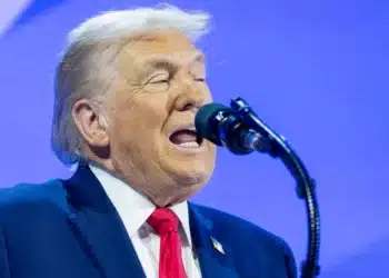 Trump autoriza tarifas a países que fornecem petróleo a Cuba