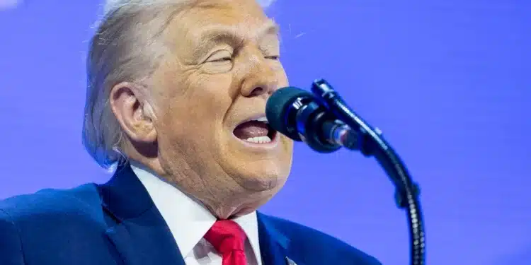 Trump autoriza tarifas a países que fornecem petróleo a Cuba