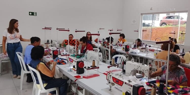 Prefeitura de Araxá abre inscrições para cursos gratuitos de costura na Praça da Família