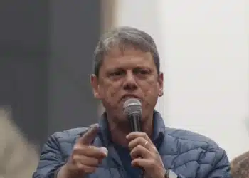 Tarcísio critica esquerda e diz que Brasil falhou em liderar transição na Venezuela
