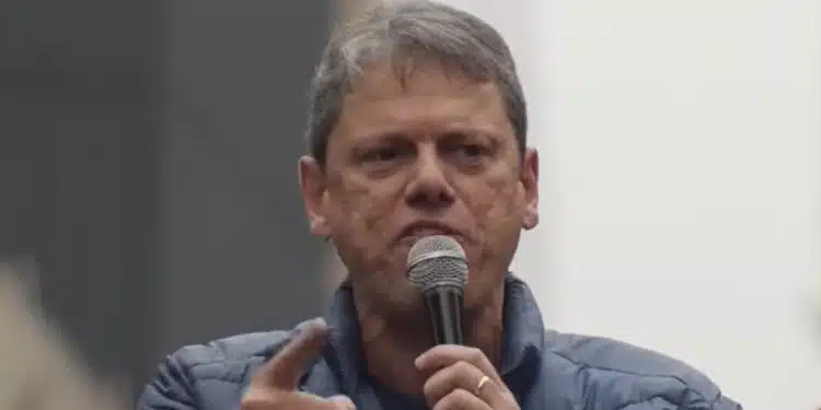 Tarcísio critica esquerda e diz que Brasil falhou em liderar transição na Venezuela