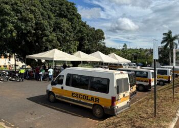 Fiscalização garante segurança no transporte de passageiros em Araxá; usuários devem ficar atentos ao selo de vistoria