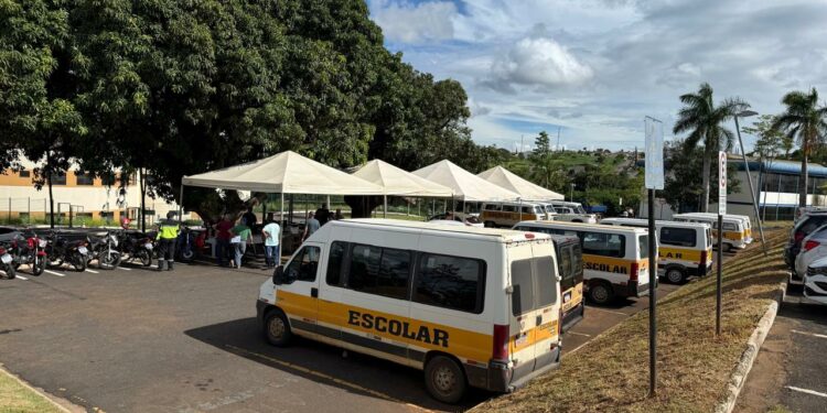 Fiscalização garante segurança no transporte de passageiros em Araxá; usuários devem ficar atentos ao selo de vistoria
