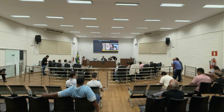 Projeto de reajuste salarial de servidores e aumento no vale-alimentação é aprovado; aposentados e pensionistas também terão auxílio ampliado