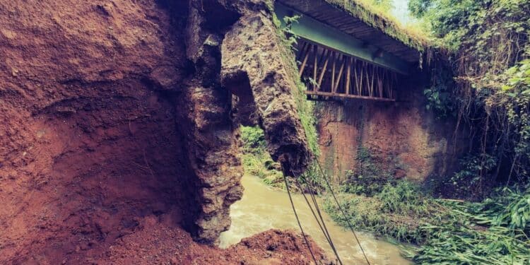 Ponte sobre o Córrego Pirapitinga é interditada após danos causados pela chuva