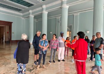 Idosos de projetos da Prefeitura participam de visita guiada no Grande Hotel de Araxá