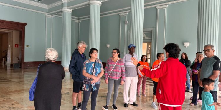 Idosos de projetos da Prefeitura participam de visita guiada no Grande Hotel de Araxá