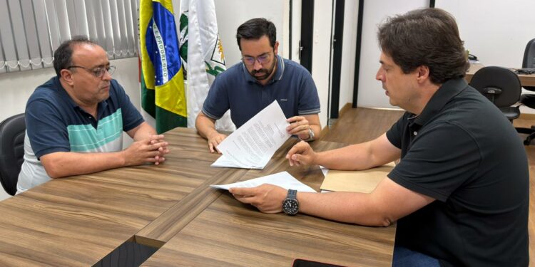 Prefeitura de Araxá protocola proposta de reajuste salarial e aumento do vale-alimentação dos servidores municipais